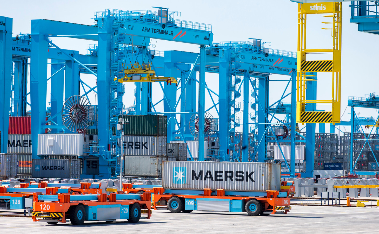Historische loonsverhoging van 16,93 procent voor duizenden havenwerkers Foto AD.nl