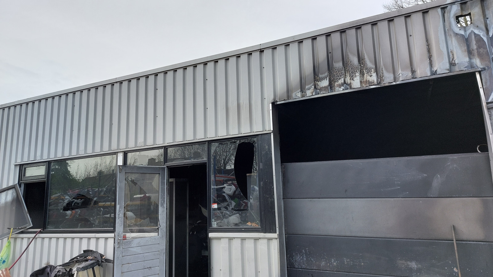 Huurder loods weigert na brand te vertrekken, verhuurder radeloos ‘Dit loopt in de tonnen, dit
