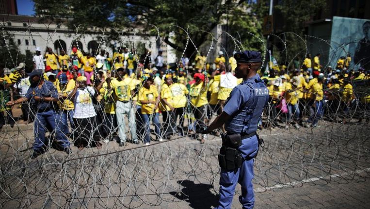 De Zuid-Afrikaanse politie spant prikkeldraad tegenover ANC-demonstranten Beeld ANP