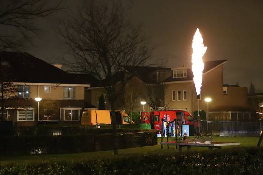 Vlam van paar meter hoog in Den Hoorn om een gaslekkage te verhelpen.