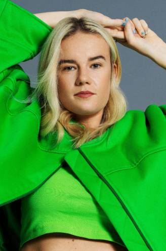 Influencer Elodie Gabias (25) toont onbeschaamd haar buik. “Vroeger ging ik 2 à 3 keer per week naar McDonald’s”