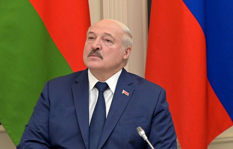 De Wit-Russische president Loekasjenko is een omstreden figuur: hij wordt beschuldigd van verkiezingsfraude en oogst veel kritiek als bondgenoot van Poetin tijdens de oorlog in Oekraïne. Beeld via REUTERS