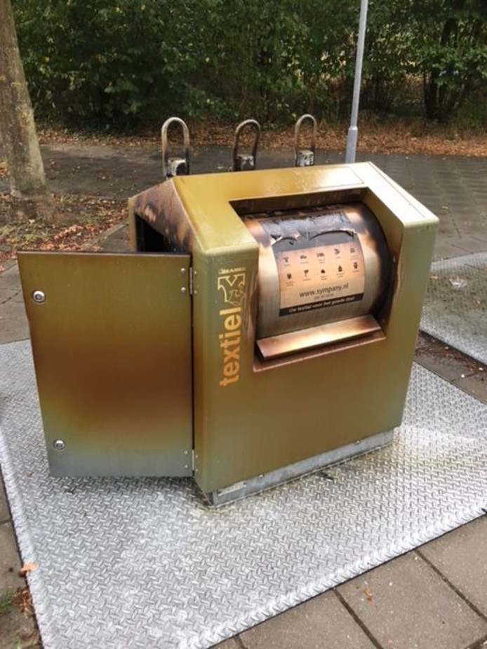 De uitgebrande kledingcontainer aan de Willem Boyeweg in Gennep.