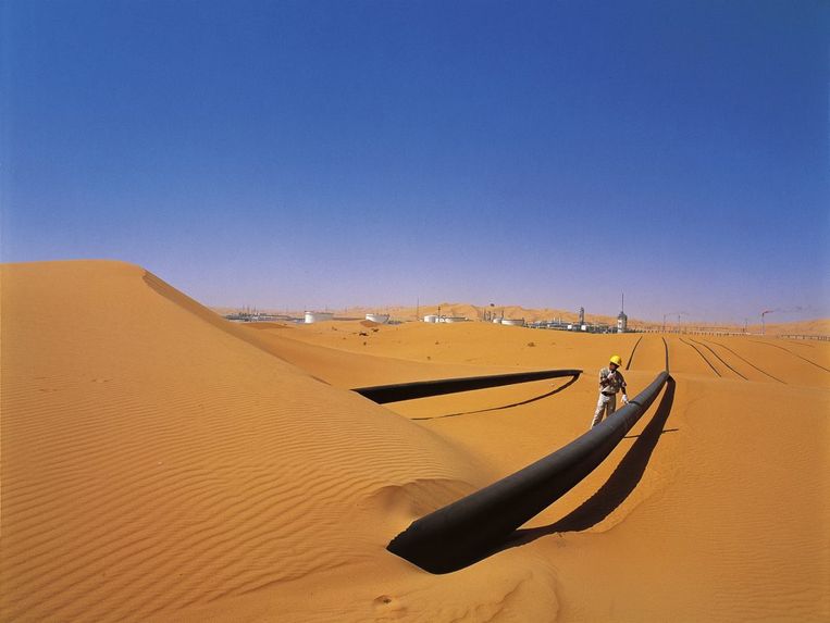 Een werknemer van het Italiaanse energiebedrijf ENI inspecteert een pijpleiding bij de plaats Bir Rebaa in Algerije. Beeld EPA