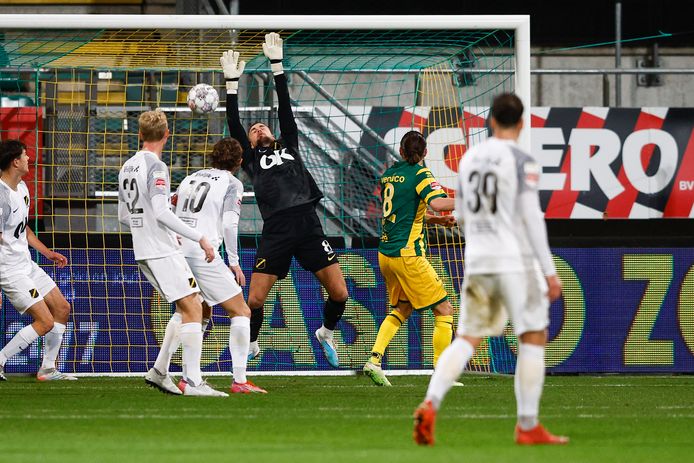 Roy Kortsmit is kansloos op het schot van Jordy Wehrmann (nr. 8).
