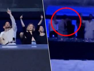 KIJK. Relatie nooit officieel bevestigd, maar Bradley Cooper deelt innige kus met Gigi Hadid op concert van Taylor Swift