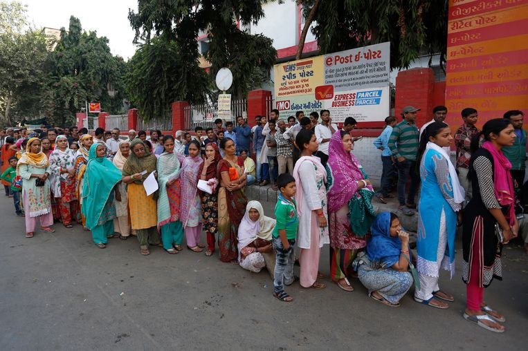Een rij voor een bank in Ahmadabad in het westen van India. Beeld AP