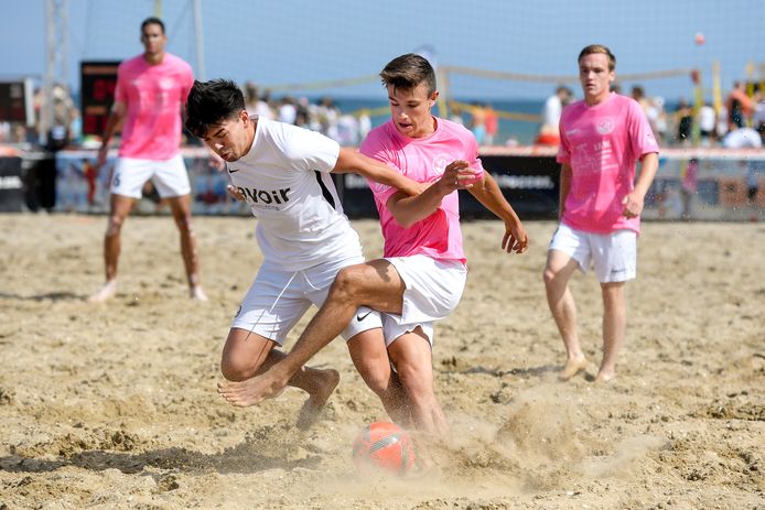 Jenner Koek (rechts) - op het veld actief voor vv Almkerk - hier als beachvoetballer van BS Altena.