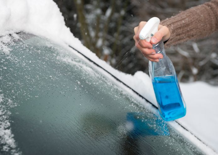 Ontdooispray voor je auto maak je makkelijk - en goedkoop - zelf.