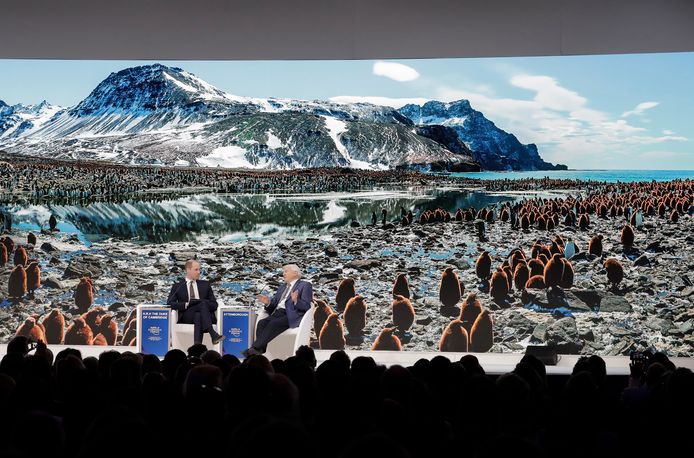 De Britse prins William in gesprek met sir David Attenborough in Davos.