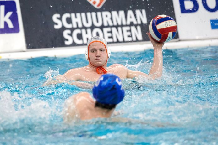 Dynand Muller legt aan voor een schot op doel.