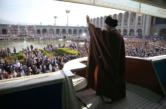 Ayatollah Ali Khamenei begroet de menigte na de Eid al-Fitr gebedsceremonie in Teheran.
