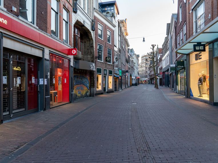 De Haarlemse binnenstad is zo goed als uitgestorven. Steeds meer winkels blijven gesloten. Beeld BSR Agency