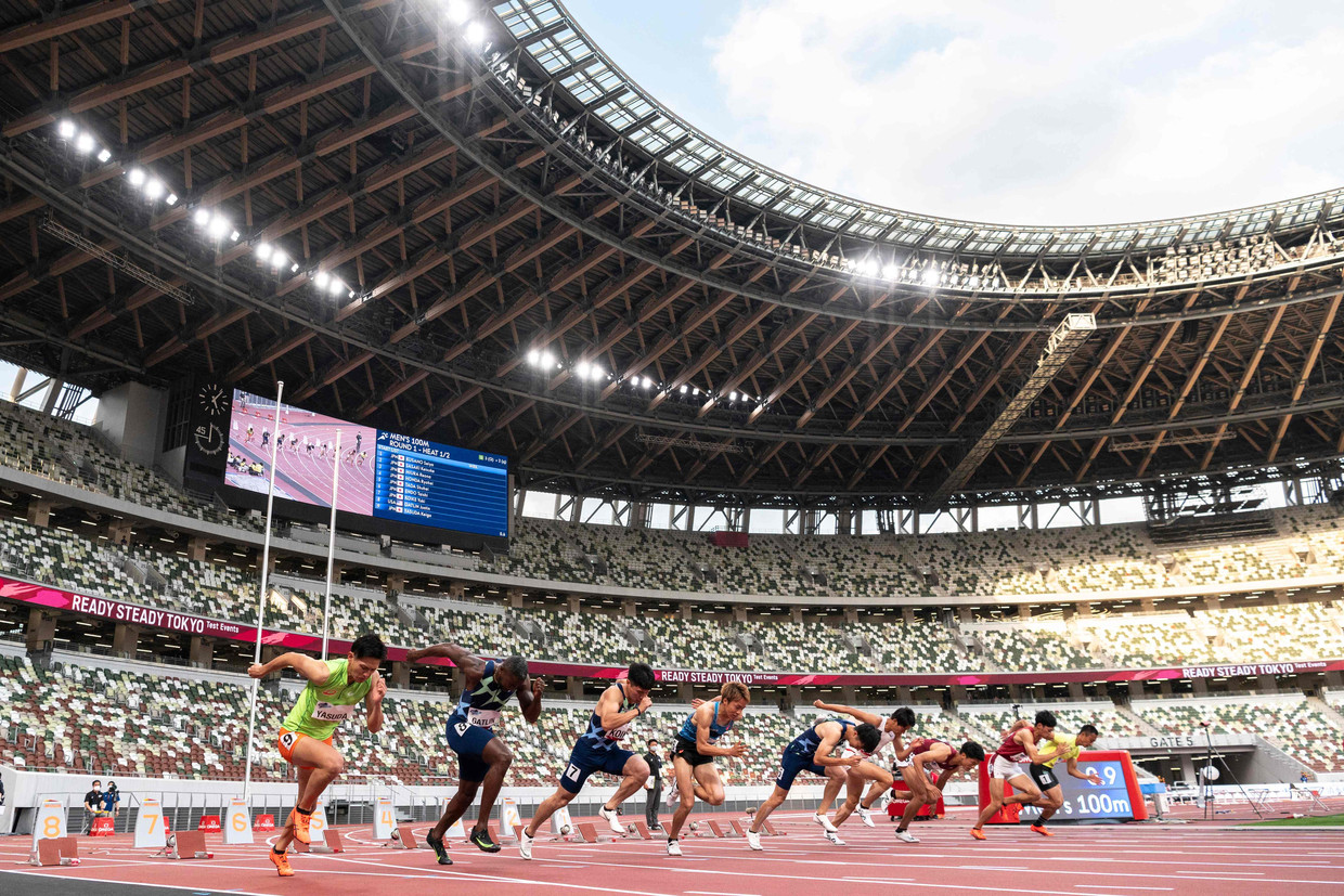 De Amerikaanse topsprinter Justin Gatlin (tweede van links) is een van de lopers bij testwedstrijden in het Olympisch Stadion van Tokio begin mei.  Beeld AFP