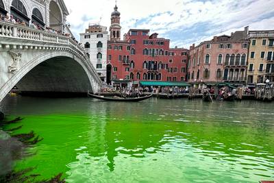 Mysterie in Venetië: water in Canal Grande aan beroemde Rialtobrug kleurt plots felgroen