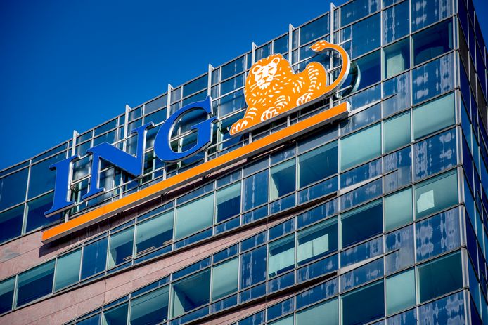 Het kantoor van ING in Amsterdam. De bank ligt voor de tweede keer onder vuur dit jaar.  Eerder was er al opspraak rond de salarisverhoging die de raad van commissarissen ceo Ralph Hamers wilde toekennen.