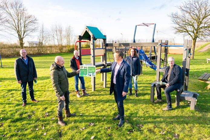 Wethouder Rutger van Stappershoef (rechtsvoor) ontvangt de kernagenda van Rhenoy
