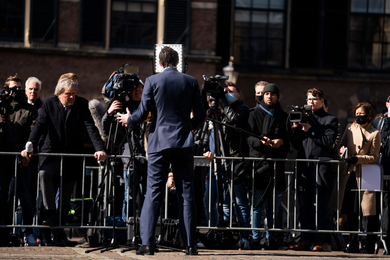 Wopke Hoekstra staat de pers te woord na een gesprek met informateur Herman Tjeenk Willink. Beeld Freek van den Bergh /de Volkskrant