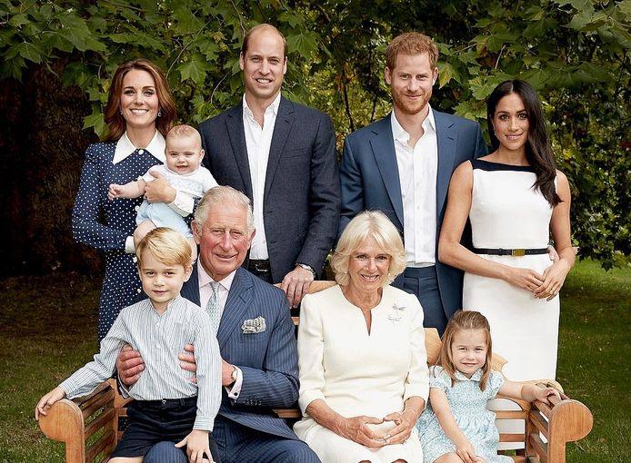 De Britse Prins Charles, prins van Wales, poseert voor een officieel portret om zijn 70ste verjaardag te vieren. Hij staat op de foto met Camilla, Prins William, Catherine,  Prins George, Prinses Charlotte, Prins Louis, Prins Harry en Meghan.