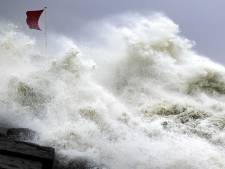 Dak weggewaaid in Katwijk door storm Corrie, verdere schade kustregio's valt mee