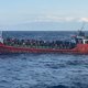 Vrachtschip met 400 migranten voor anker bij Kos