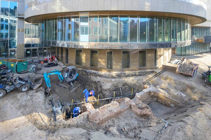 Archeologisch onderzoek aan de rand van het Tweede Kamergebouw alvorens er een nieuwe ondergrondse ingang wordt aangelegd.