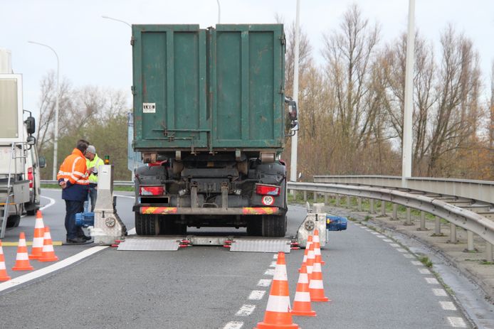Een vrachtwagen wordt aan een remtest onderworpen.