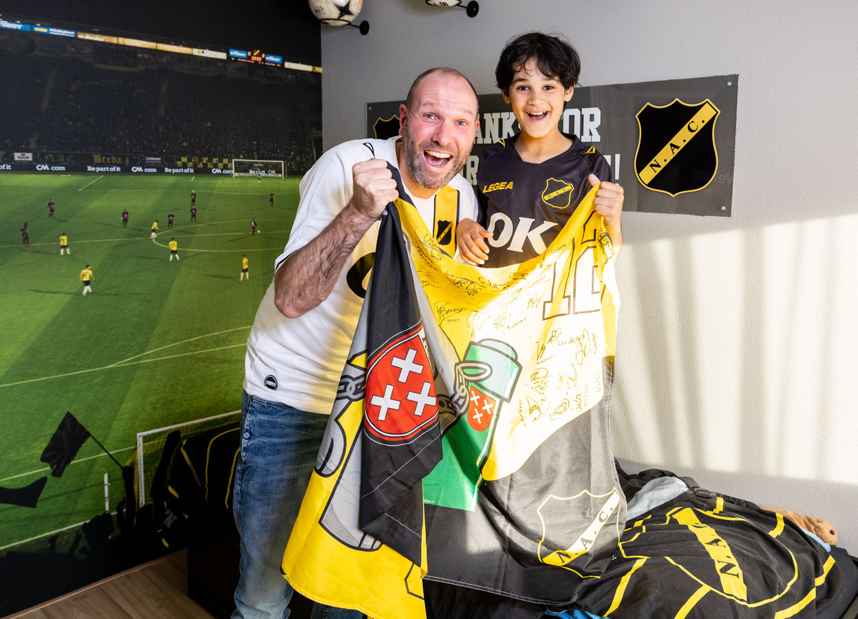 Maarten Akkermans en zijn zoon zijn fanatieke NAC-supporters.