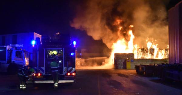 Nablussen van grote brand bij recyclingbedrijf in Weurt gaat nog uren.
