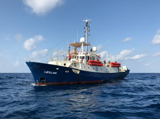 Italië neemt reddingsschip Lifeline in beslag: 226 vluchtelingen worden “in bescherming genomen”