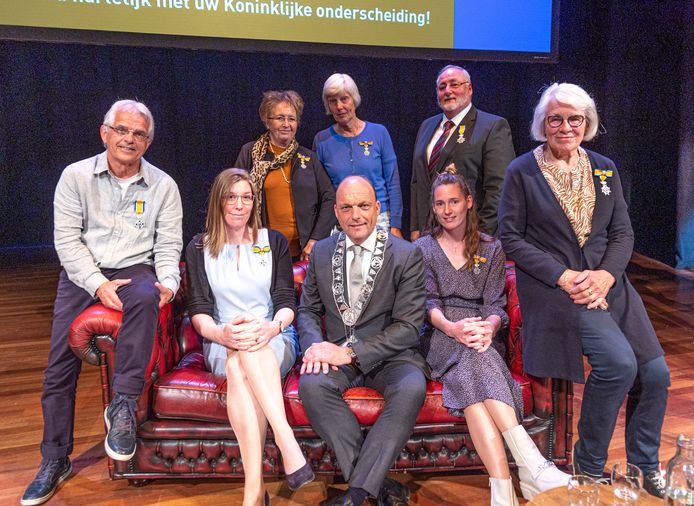 Burgemeester Peter Snijders van Zwolle met zeven van de veertien koninklijk onderscheiden stadgenoten in schouwburg Odeon.
