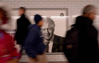 Boris Johnson gespot op vliegtuig richting Londen: “Hij is helemaal klaar om weer premier te worden”