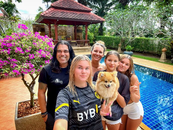 De familie Taihuttu bij hun zwembad in Thailand: “ Wie zegt dat bitcoin niet de nieuwe wereldmunt wordt?”