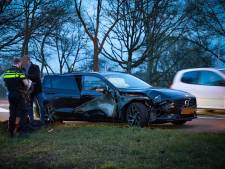 Zware Volvo ramt lantaarnpaal en verkeersbord in Arnhem