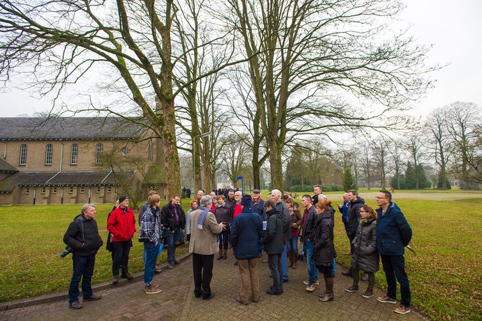 Tijdens een recente informatiebijeenkomst over de komst van het azc werden geïnteresseerden Apeldoorners rondgeleid over het GGnet terrein. Protesten bleven uit.