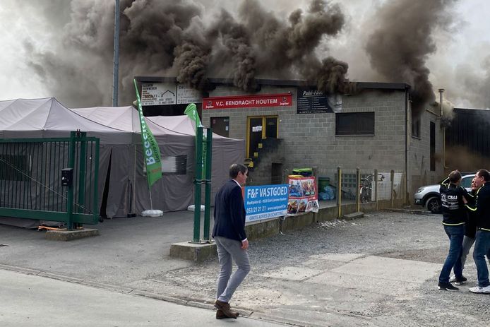 De kantine van voetbalclub Sint-Lievens-Houtem brandde zondagnamiddag volledig uit.