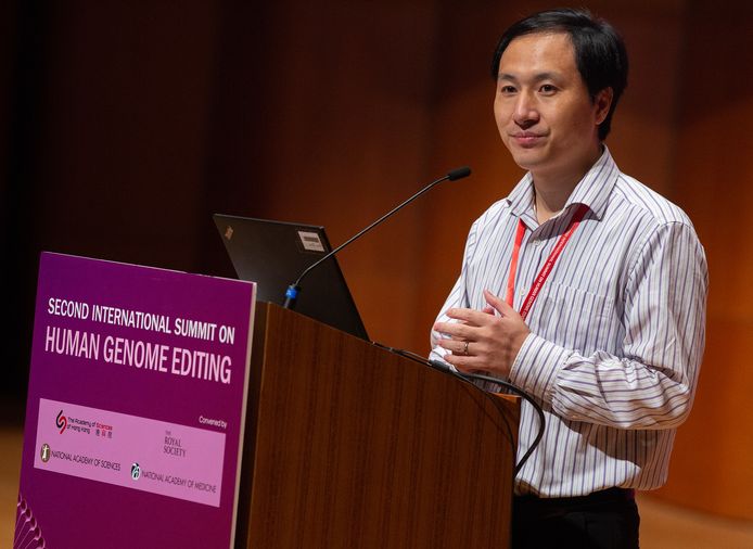 De Chinese wetenschapper He Jiankui tijdens de presentatie van zijn werk op de Second International Summit on Human Genome Editing in november 2018 in Hongkong.