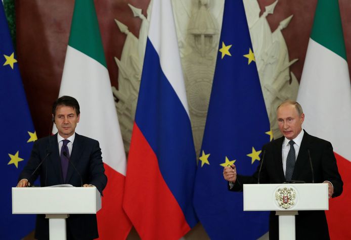De Italiaanse premier Giuseppe Conte en Poetin staan de pers te woord na het onderhoud.