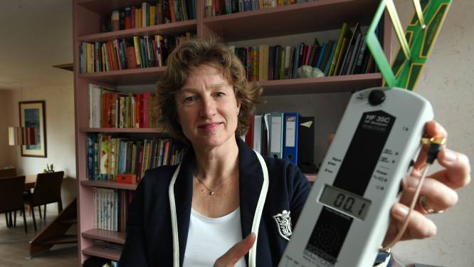 Carolien wijst op gevaren van 5G: ‘In een café draag ik een stralingsveilige blouse’