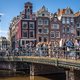 Lezers over de enorme TikTokrijen in Amsterdam: ‘Falende gemeente laat de binnenstad verloederen’