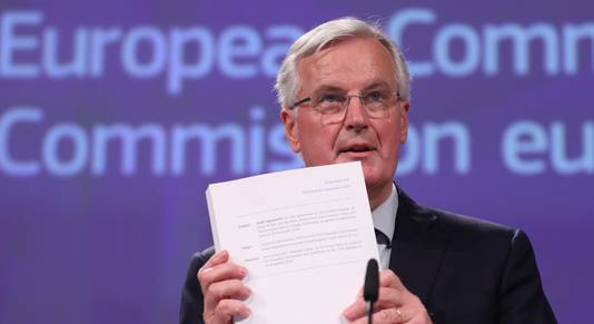 Michel Barnier geeft een persconferentie voor de Europese Commissie in Brussel.
