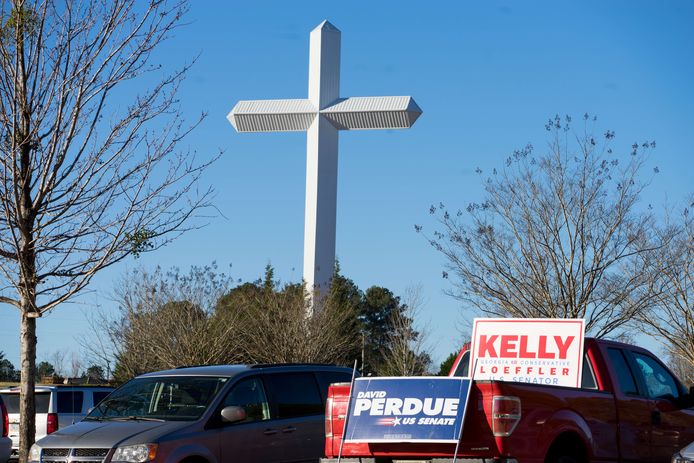 Auto's aan de kerk waar Pence campagne voerde in de plaats Milner. Buiten staan borden voor de Republikeinse kandidaten David Perdue en Kelly Loeffler.