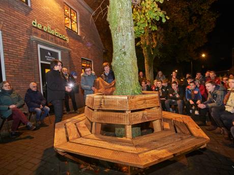 Bankje om elkaar te ontmoeten, ter herinnering aan scouting-lid Geert Eijsvogels