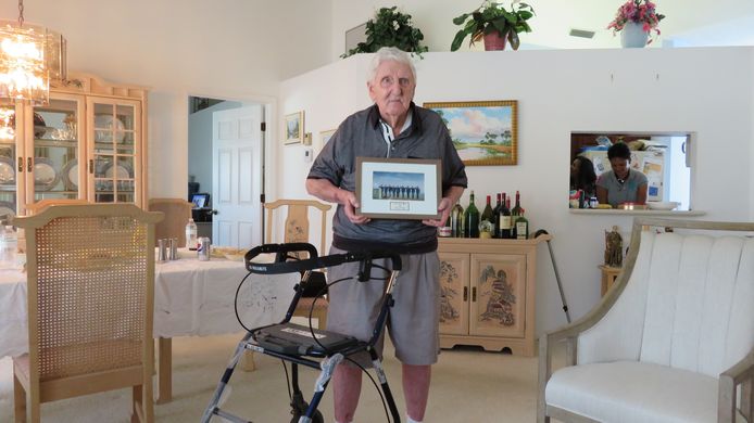 Francis Keefe in zijn huis in Florida met een foto van de Sunset March.