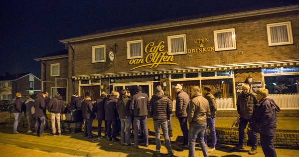 In de rij voor een galakaartje in Weerselo - Tubantia