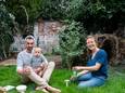 Hannes, Amos en Sien plaatsen een sensor van CurieuzeNeuzen in hun tuin in Borgerhout.