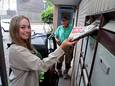 Verslaggever Danique helpt bezorger Rolf Zwiers tijdens met bezorgen.