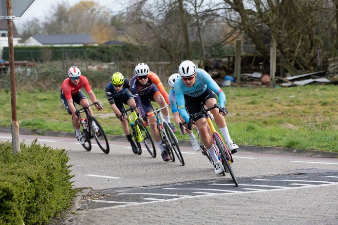 De kopgroep van vijf die de Ronde van Bruinisse kleur gaf. In vierde positie winnaar Rens Tulner, op kop de Engelsman Harry Tanfield.