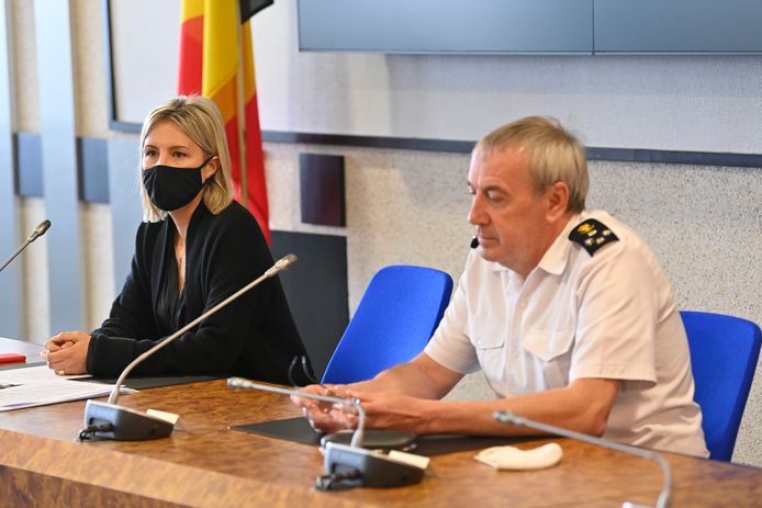 Defensieminister Ludivine Dedonder en stafchef  van het leger Michel Hofman op archiefbeeld.