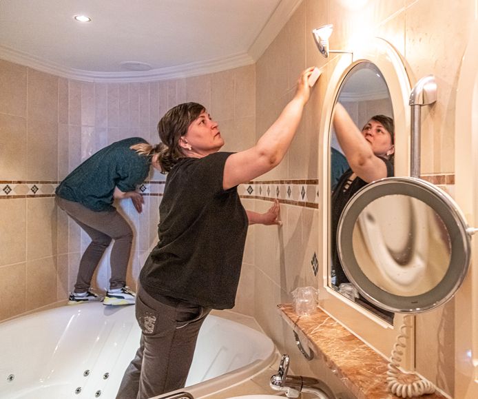Svitlana (rechts) vluchtte een maand geleden uit de Donbas in Oekraïne en maakt nu de luxe hotelkamers in De Koperen Hoogte bij Zwolle schoon: ,,Ik wil zelf geld verdienen en anderen ontmoeten om niet geïsoleerd te raken.”